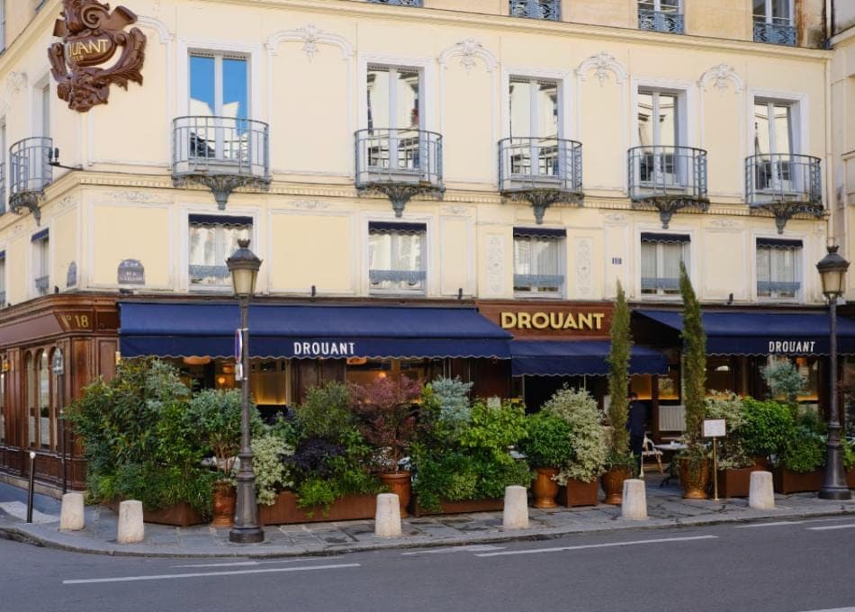 Front de rue large de Drouant, place Gaillon, avec jardinières et bornes. Pas le gros plan de la petite terrasse de gauche.
